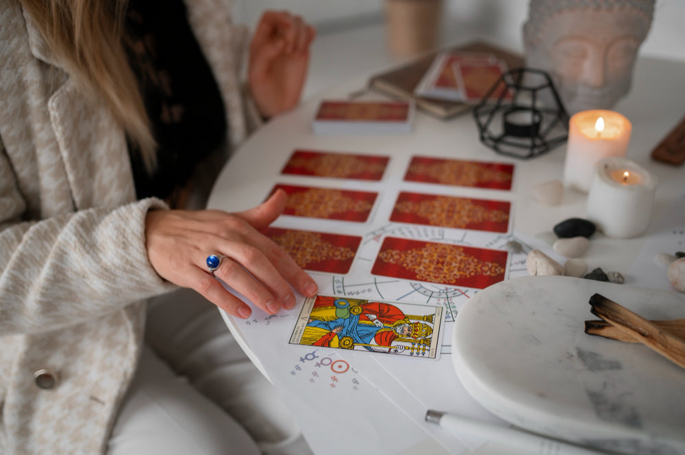 Más Allá de la Adivinación: Aprende a Utilizar el Tarot como Herramienta para Conocerte Mejor