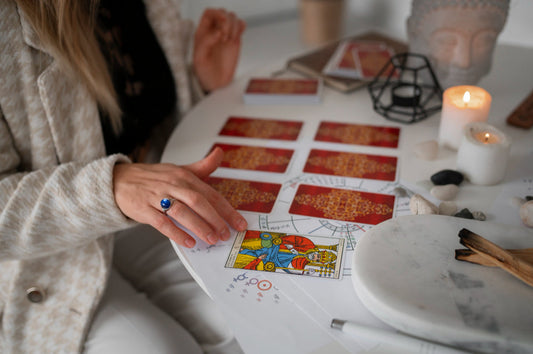 Más Allá de la Adivinación: Aprende a Utilizar el Tarot como Herramienta para Conocerte Mejor